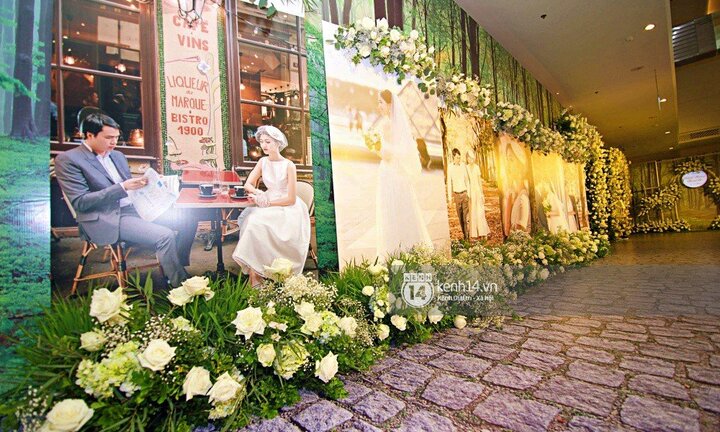 Nghi lễ đám cưới của Á hậu Thanh Tú chỉ diễn ra trong 30 phút, sau đó màn hình chiếu AFF Cup