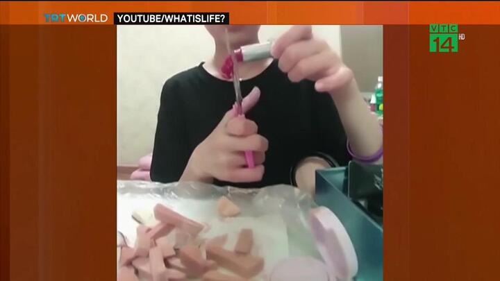 Phụ nữ Hàn đua nhau phá hủy mỹ phẩm, vứt đồ trang điểm vào thùng rác