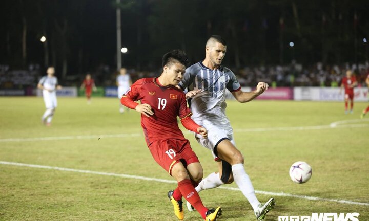 BLV Quang Huy: Quang Hải bị Silva bắt bài