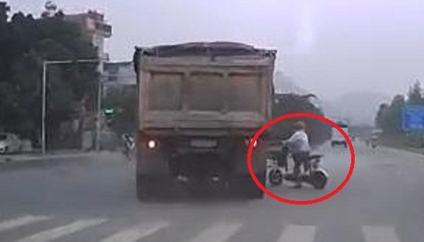 Clip: 'Ninja' xe điện vượt đèn đỏ sang đường kiểu cảm tử, suýt tông thẳng xe ben