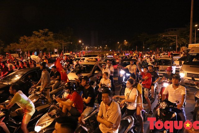 Bác sĩ mách cách hò hét cổ vũ tuyển Việt Nam đá AFF Cup mà không sợ khàn tiếng