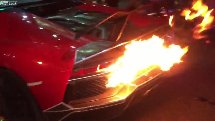 Clip: Cận cảnh Lamborghini nẹt pô cháy đuôi, CĐV cuống cuồng cởi áo dập lửa