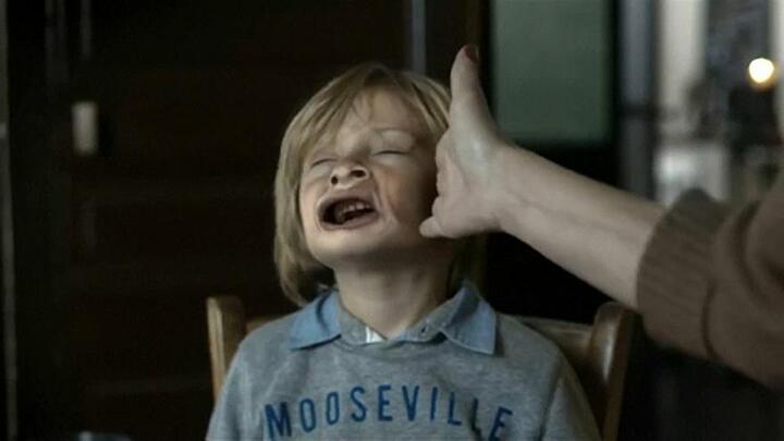 Video: Pháp thông qua luật cấm cha mẹ đánh con