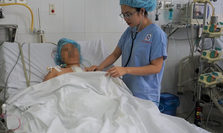 11 tiếng căng thẳng cứu bệnh nhân ung thư cổ tử cung, thuyên tắc toàn bộ phổi