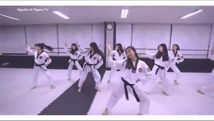 Dàn võ sinh cover BBoom BBoom theo phong cách Taekwondo ấn tượng