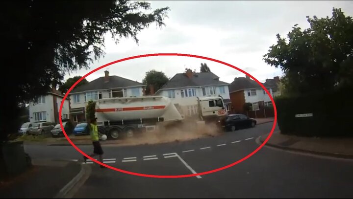 Video: Tài xế xe tải trả giá đắt khi quên kéo phanh tay khiến xe trôi dốc