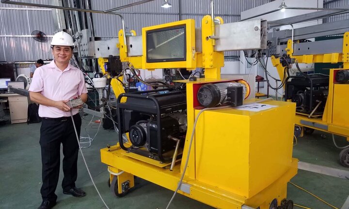 Chiếc máy 'khám bệnh' cho cầu đường bộ của người Việt