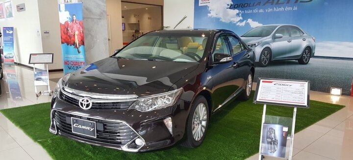 Vì sao Toyota Camry loạn giá tại đại lý, có nơi giảm 30 triệu đồng?