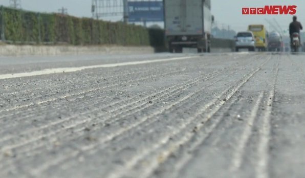 Clip: Cận cảnh Quốc lộ 5 lồi lõm, lượn sóng khiến tài xế kinh hãi