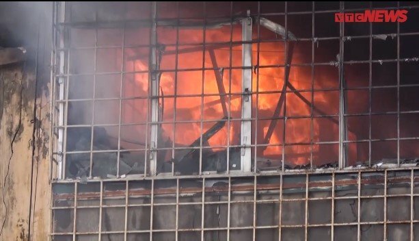 Video: Hiện trường vụ cháy lớn hiệu ảnh ở Hà Nội