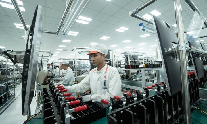 Video: Có gì bên trong nhà máy sản xuất điện thoại Vinsmart?