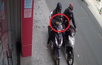 Clip: Ngồi cạy móng tay trên phố, cô gái vô tình lừa tên cướp 'vố đau'