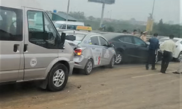 Tránh bùn đất rơi vãi trên đường, 4 ô tô tông liên hoàn gần sân bay Nội Bài