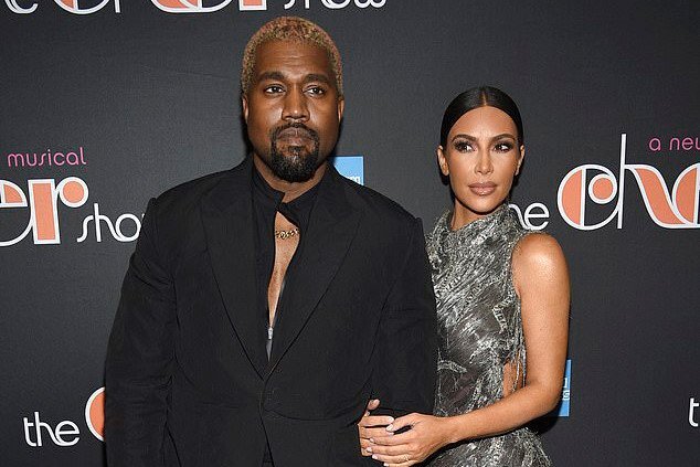 Kim ‘siêu vòng ba’ gặp sự cố trên thảm đỏ do mặc quá hở hang