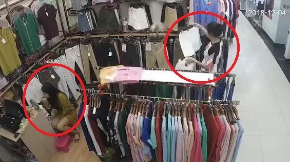 Clip: Nhân viên mải mê trang điểm, khách nữ vào cửa hàng trộm quần áo dễ như bỡn