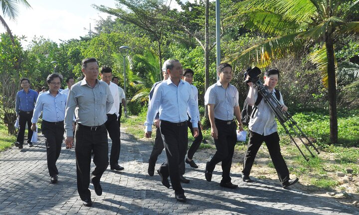 Bí thư Thành ủy Đà Nẵng thị sát mở lối xuống biển ở quận Ngũ Hành Sơn