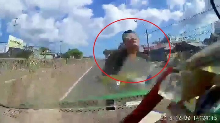 Clip: Xe máy phóng ngược chiều vun vút trên quốc lộ và cái kết rợn người