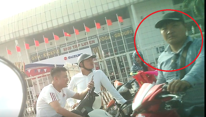 Video: Phe vé nhộn nhịp trước trận Việt Nam vs Philippines, hét giá trên trời