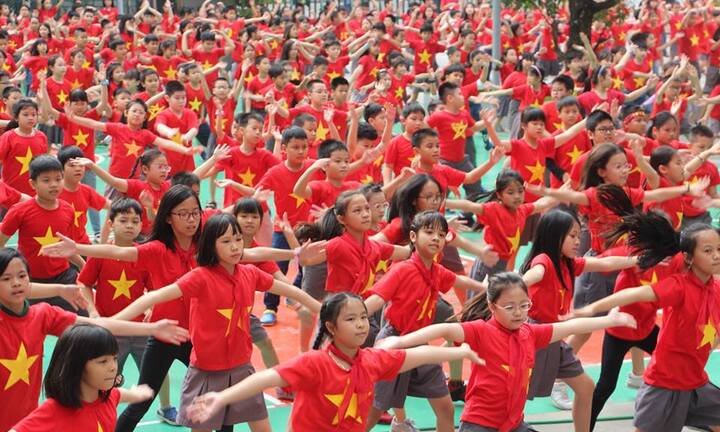 Video: Học sinh Hà Nội nhảy hết mình cổ vũ đội tuyển Việt Nam