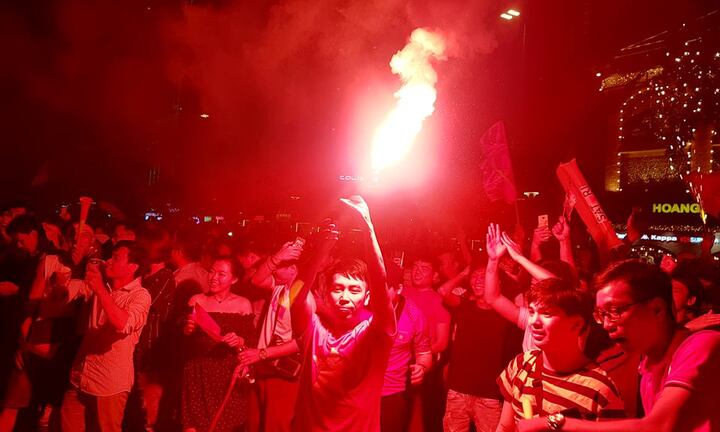 Cổ động viên đổ xuống đường ăn mừng, nhiều người bị mời về đồn vì pháo sáng