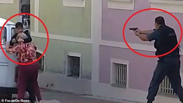 Clip: Cướp bắt cụ bà làm con tin, bị cảnh sát bắn chết tại chỗ