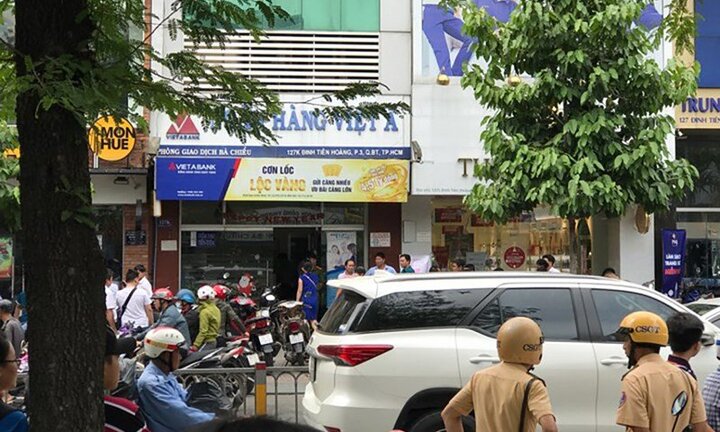 Hiện trường cướp ngân hàng táo tợn ở quận Bình Thạnh, TP.HCM