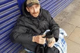 Người vô gia cư nhặt được túi tiền 17.000 USD trước ngân hàng thực phẩm