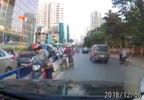 Xe máy đi vào làn ngược chiều, tài xế ô tô nhất quyết không nhường đường