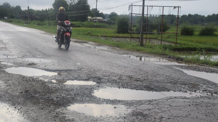 Ảnh: Cận cảnh ổ gà, ổ voi, lún võng trên quốc lộ ở Quảng Nam khiến tài xế khiếp đảm