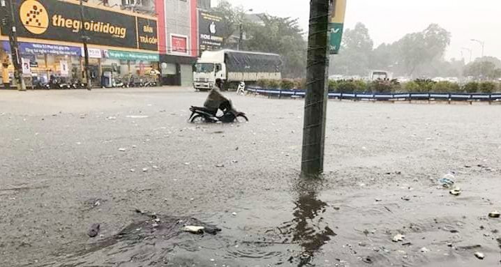Mưa lớn kéo dài, TP Vinh ngập trong biển nước, giao thông tê liệt