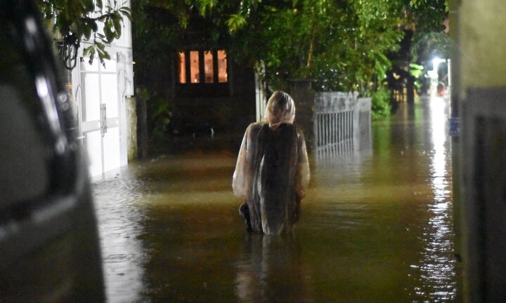 Lũ ập về xô đổ tường, cuốn trôi 2 mẹ con: Tìm thấy thi thể người mẹ