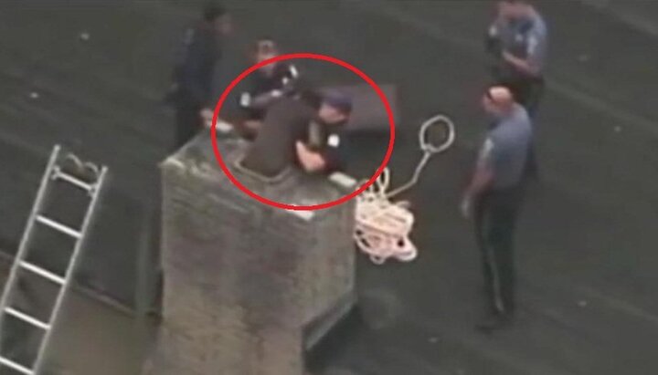 Ăn trộm bị mắc kẹt trong ống khói, đạo chích gọi cảnh sát đến cứu