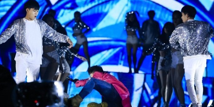 Video: Isaac ngã đau trên sân khấu khi đang biểu diễn