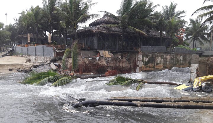 Bãi biển Đà Nẵng lại sạt lở kinh hoàng