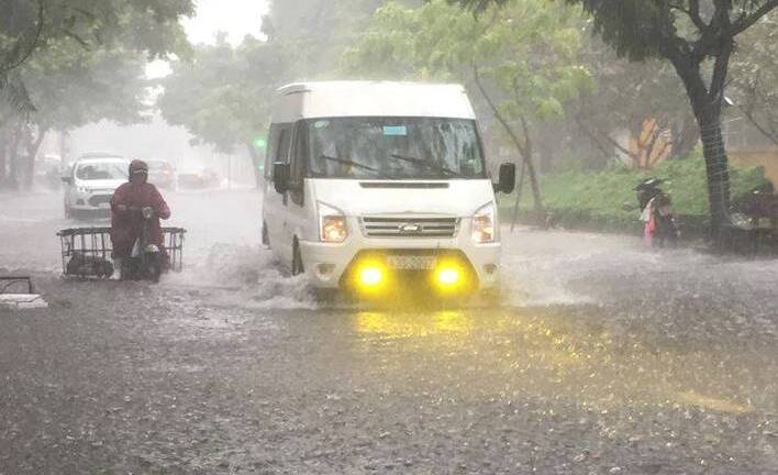 Ảnh: Phố cổ Hội An chìm trong biển nước, xe cộ phải bật đèn giữa ban ngày