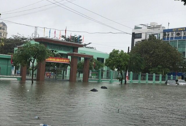 Mưa ngập lịch sử, toàn bộ học sinh và sinh viên TP Đà Nẵng nghỉ học ngày 10/12