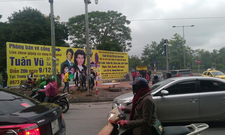 Người đàn ông bị bỏng nặng khi lắp biển quảng cáo ở Hà Nội