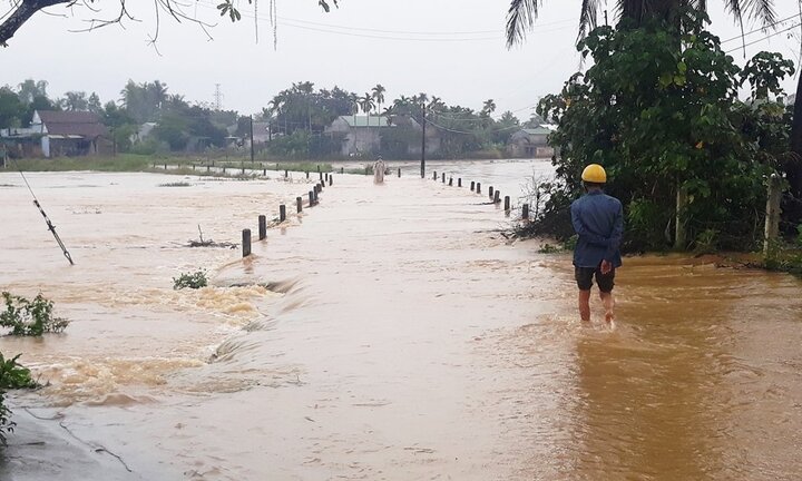 2 người chết, hàng nghìn nhà dân bị ngập do mưa lũ ở miền Trung