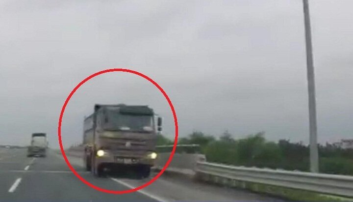 Clip: Đùa giỡn 'tử thần', xe tải chạy ngược chiều cao tốc Hà Nội - Hải Phòng