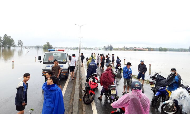 Nước ngập sâu 1m, giao thông trên quốc lộ 1A qua Quảng Nam tê liệt