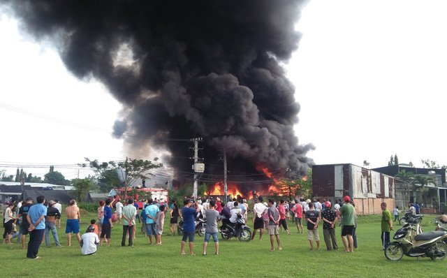 Cháy lớn tại 3 công ty ở TP.HCM, hơn 100 cảnh sát căng mình dập lửa