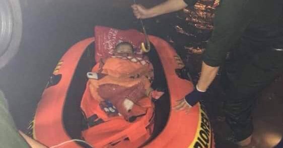 Giải cứu thai phụ cùng 2 con nhỏ kẹt trong ngôi nhà bị ngập ở Đà Nẵng