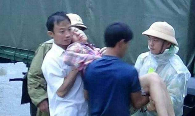 CSGT giải cứu 4 người bị ngạt khí gas ở Quảng Nam