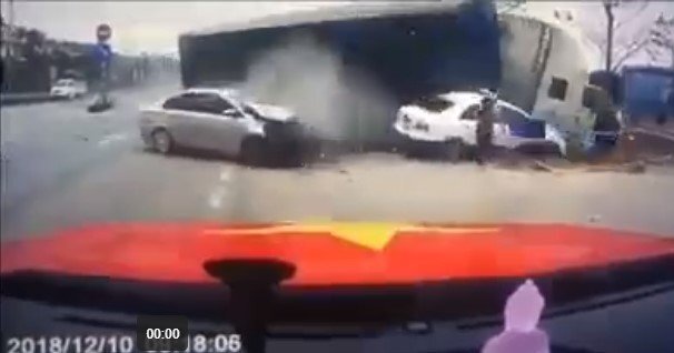 Clip: Xe container mất lái lao qua dải phân cách, bà mẹ ôm con chạy thoát thân thần kì