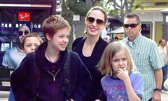 Angelina Jolie dẫn các con đi mua sắm sau khi đạt thỏa thuận ly hôn