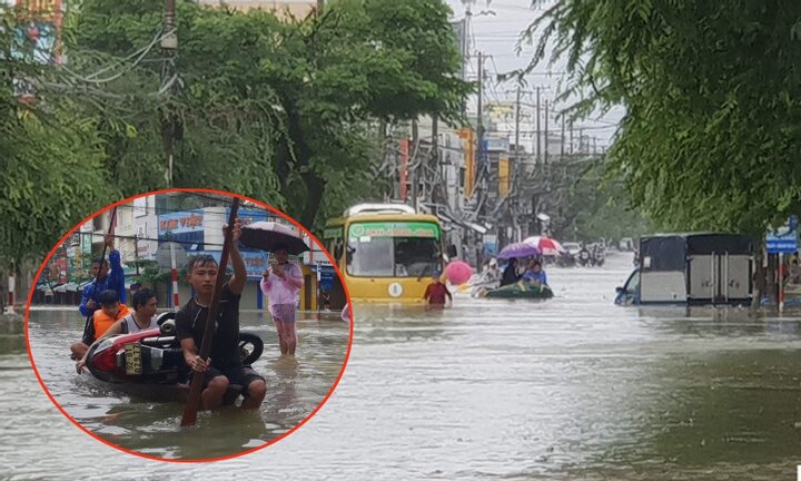 Ảnh: Phố biến thành sông, người dân Tam Kỳ chèo thuyền giữa quốc lộ