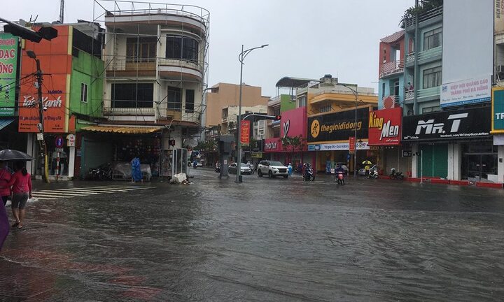 2 ngày ngập úng lịch sử, hàng nghìn hộ dân ở Đà Nẵng sống giữa biển nước