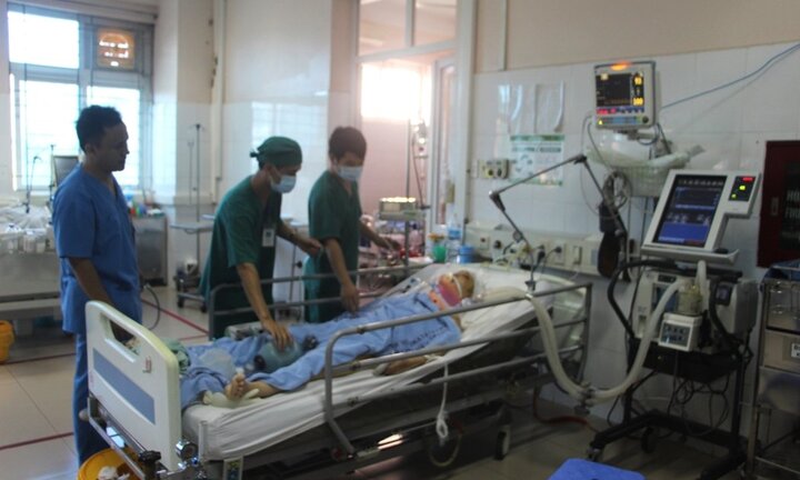 Bác sĩ thức trắng đêm cứu 12 nạn nhân tai nạn giao thông ở Quảng Ninh