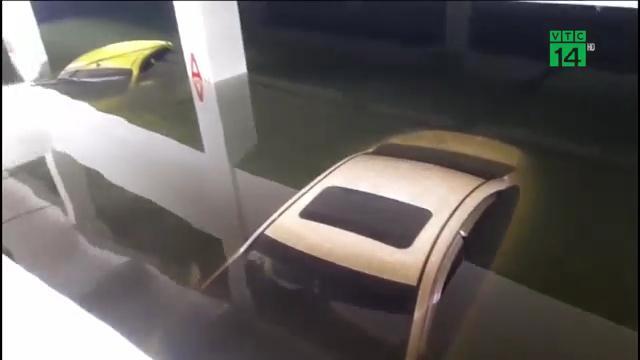 Clip: Xe cứu hỏa giải cứu xe sang 'chết chìm' dưới hầm chung cư cao cấp