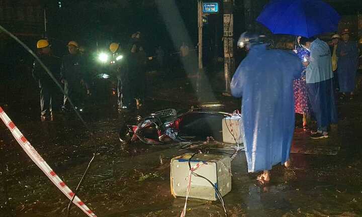 Vướng dây điện lòng thòng trên đường, hai vợ chồng bị điện giật thương vong